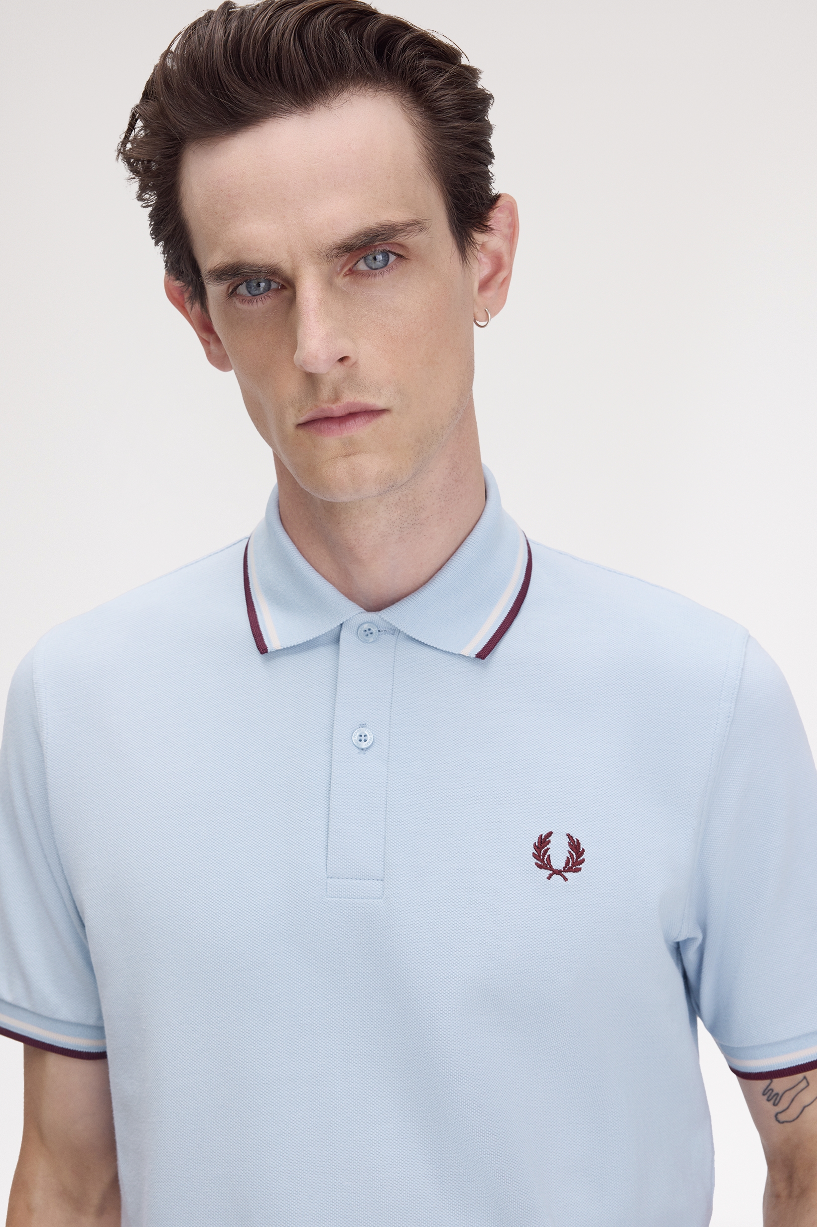 Fred Perry Made in England Twin Tipped Poloshirt M12 in Light Smoke/Ecru/Oxbloode