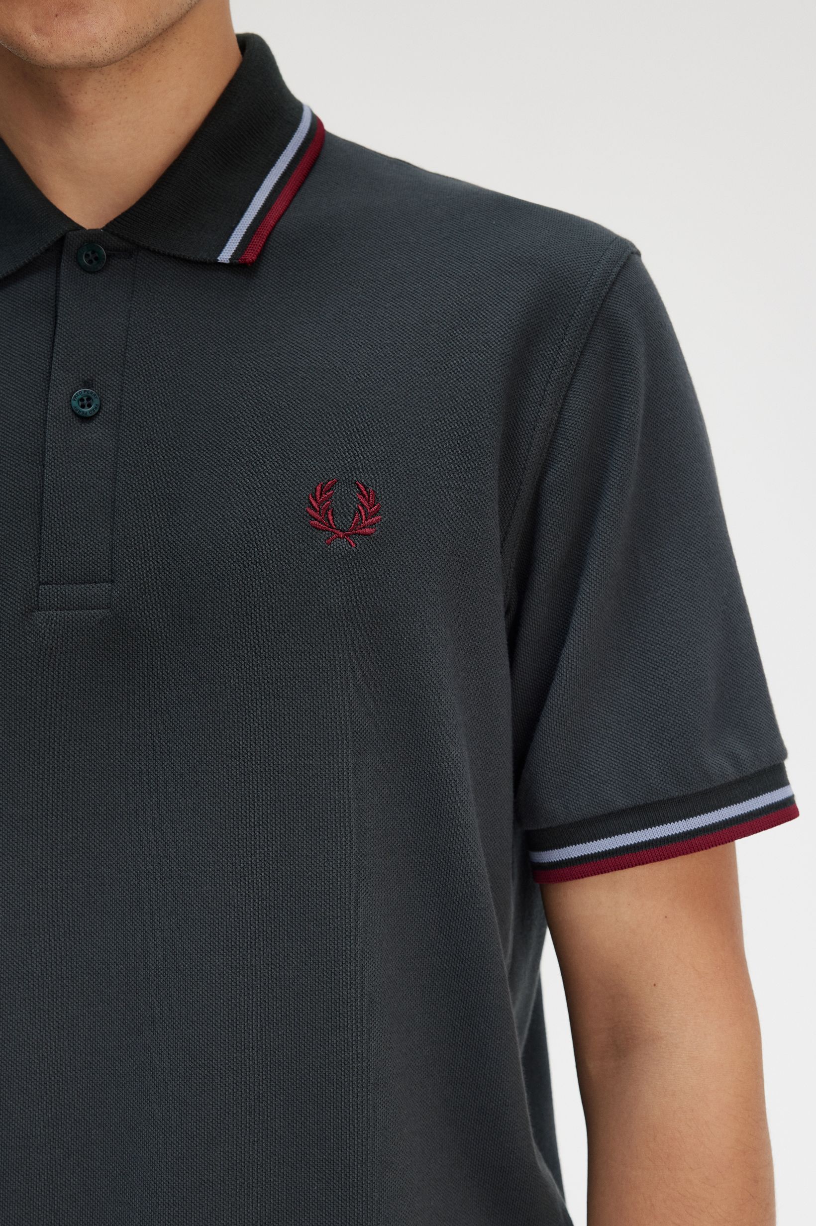 Fred Perry Made in England Twin Tipped Poloshirt M12 in Nightgreen/Light Smoke/Burnet Red