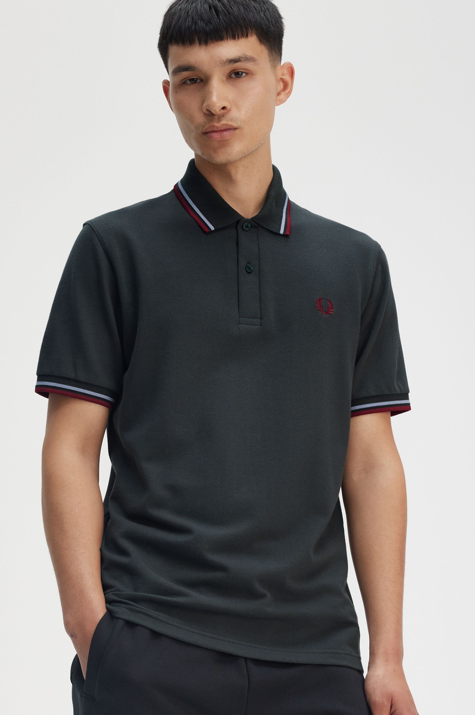 Fred Perry Made in England Twin Tipped Poloshirt M12 in Nightgreen/Light Smoke/Burnet Red