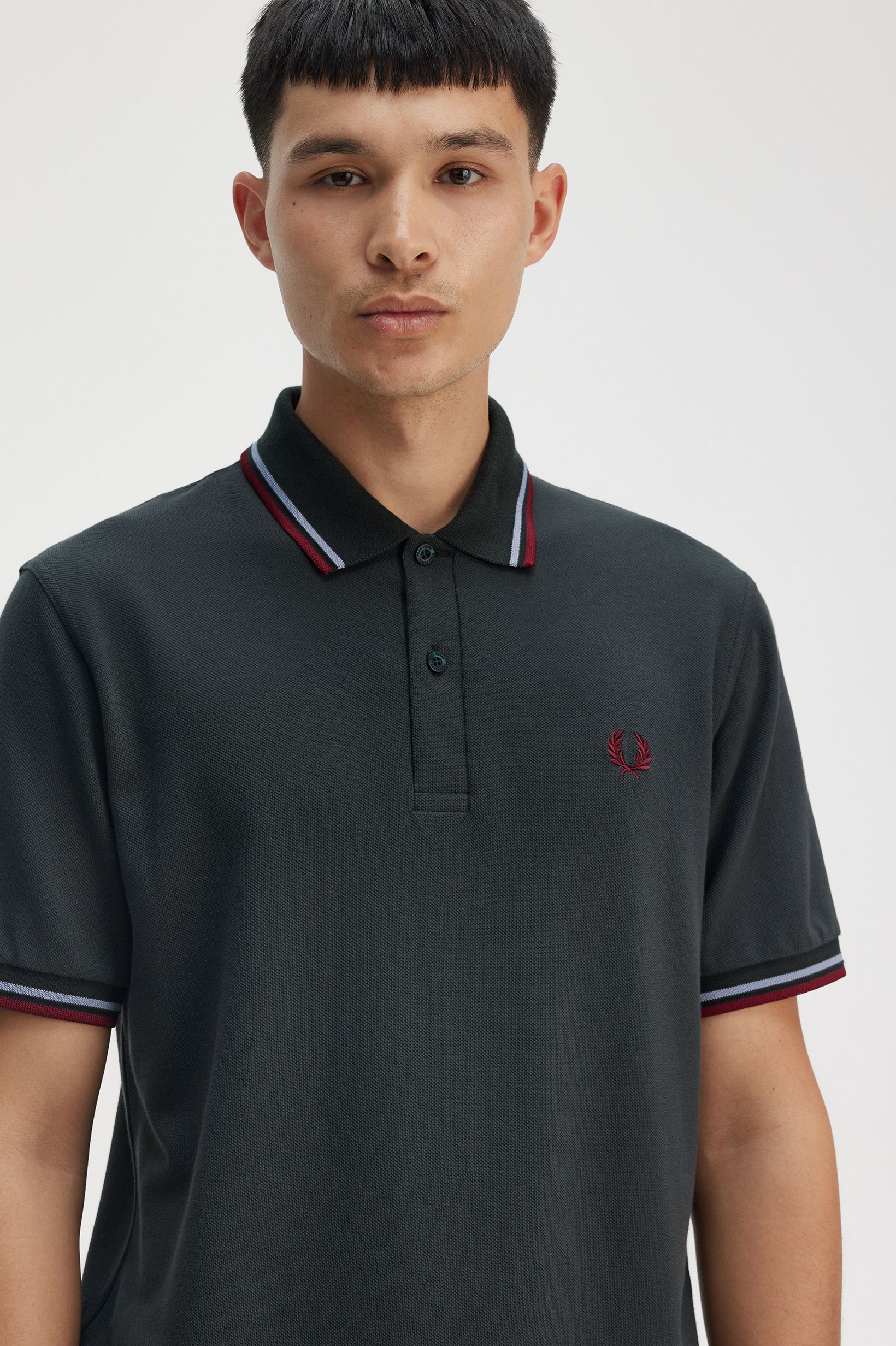 Fred Perry Made in England Twin Tipped Poloshirt M12 in Nightgreen/Light Smoke/Burnet Red