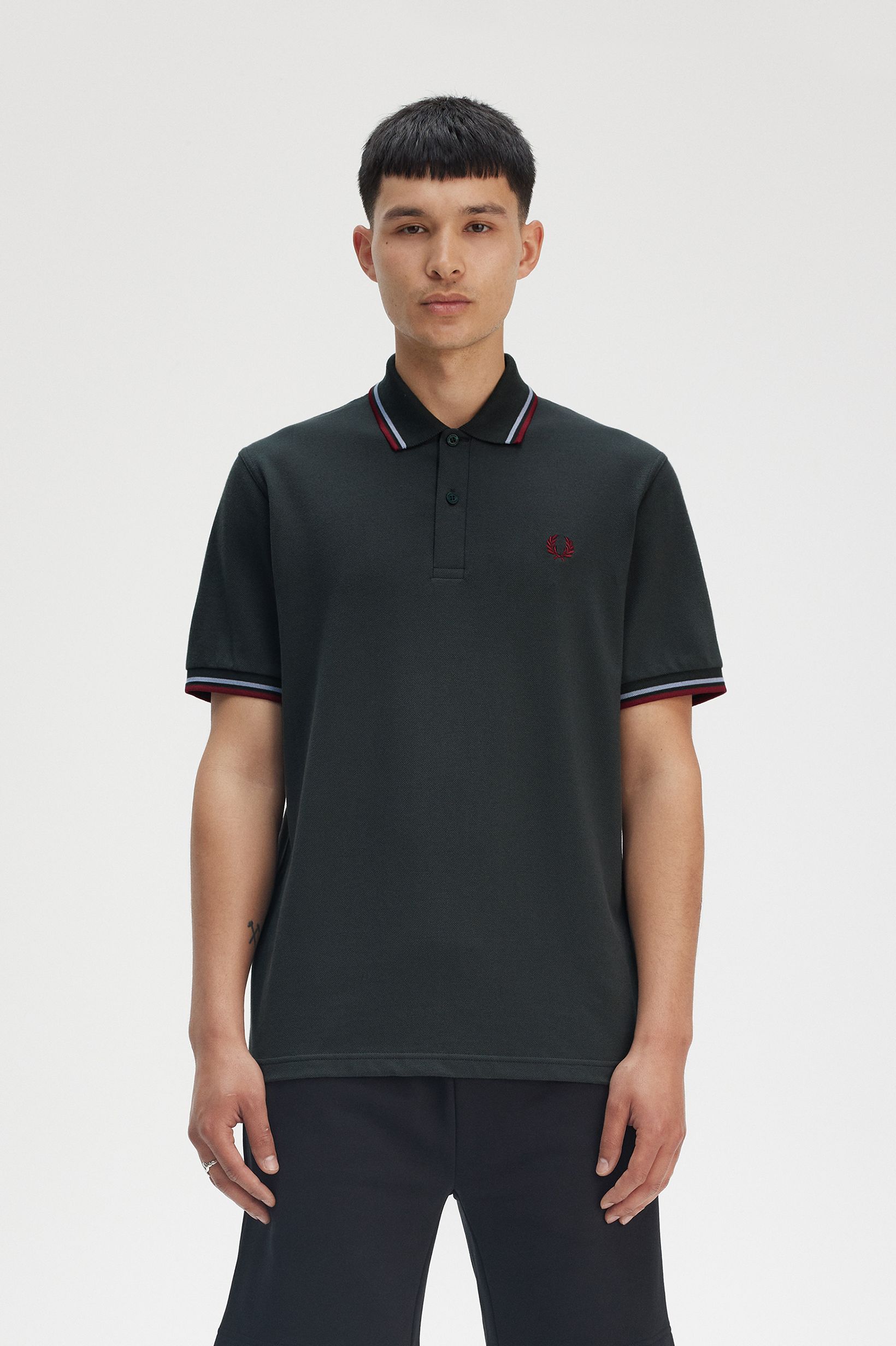 Fred Perry Made in England Twin Tipped Poloshirt M12 in Nightgreen/Light Smoke/Burnet Red