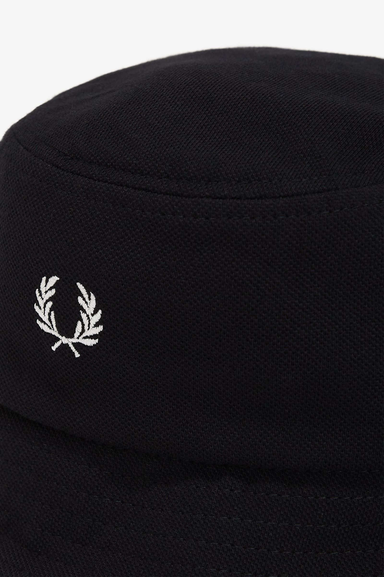 Fred Perry Classic Pique Buckethead in Black/Snowwhite 