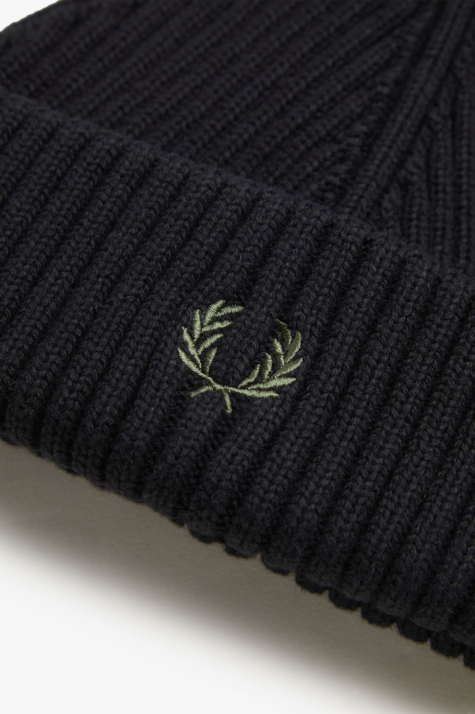 Fred Perry Beanie aus gerippter Baumwolle in Black