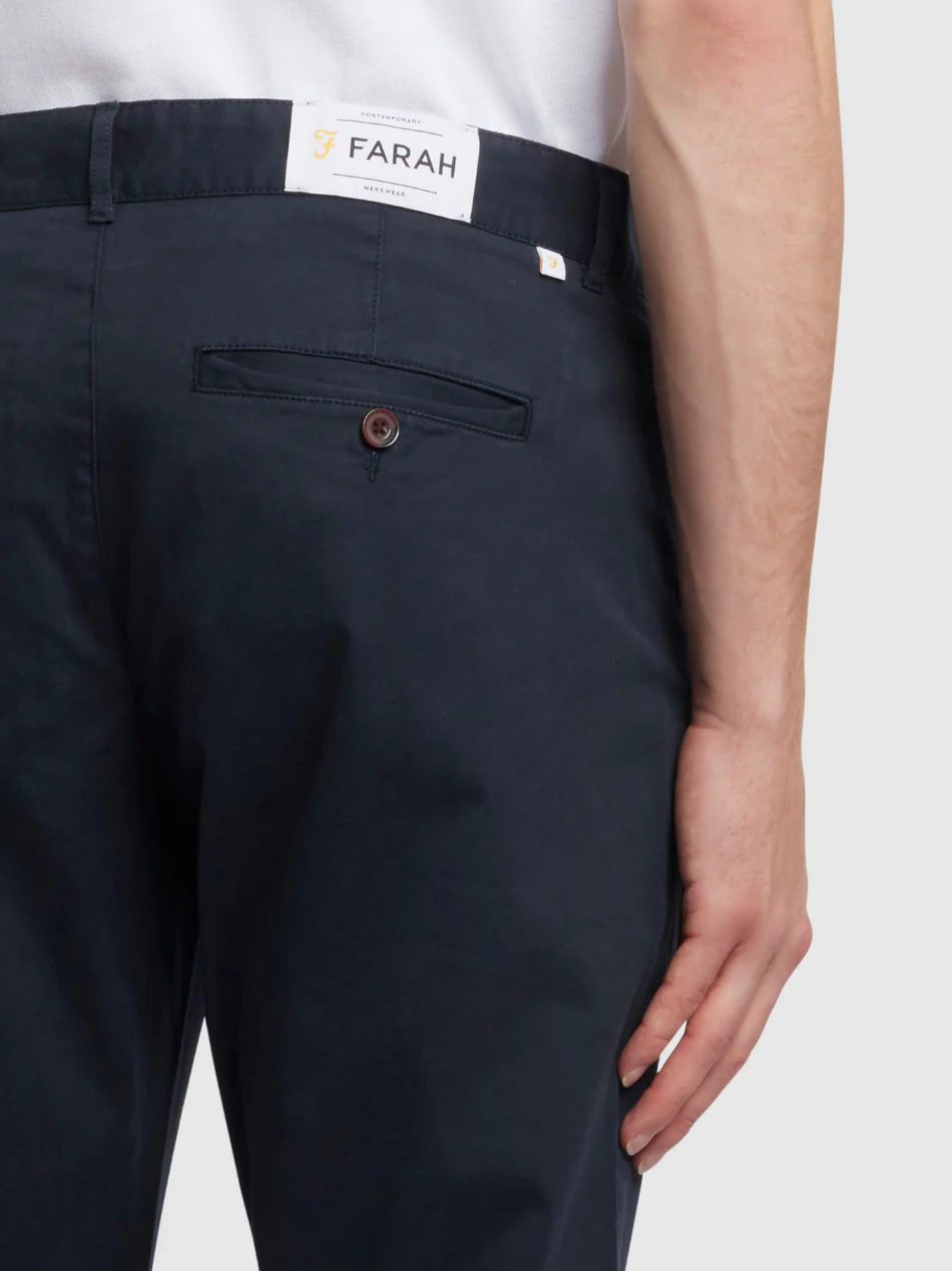 Farah Elm Regular Fit Bio-Baumwoll-Twill-Chinos in True Navy 