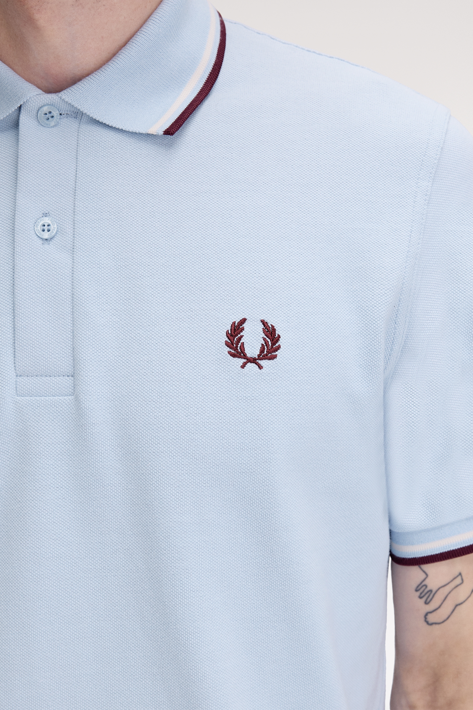 Fred Perry Made in England Twin Tipped Poloshirt M12 in Light Smoke/Ecru/Oxbloode