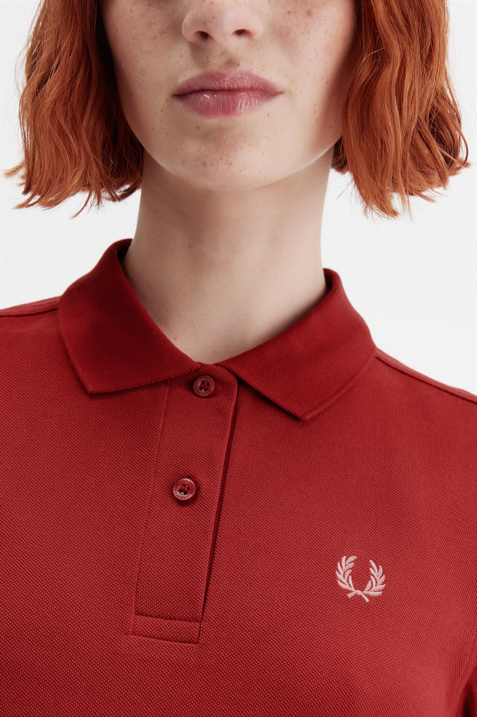 Fred Perry Damen Poloshirt in Burnet Red/Pitty Pink